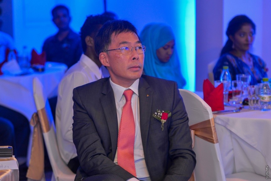  26 ސެޕްޓެމްބަރ 2016: އޭއެޗް އެންޑް އެސޯސިއޭޓްސް ބައިނަލްއަގުވާމީވެ، ކްރޯ ހޯވާތު މޯލްޑިވްސްއަށް ރީބްރޭންޑް ކުރުމަށް ބޭއްވި ރަސްމިއްޔާތުގެ ތެރެއިން--- ސަން ފޮޓޯ: މުހައްމަދު އަފްރާހް