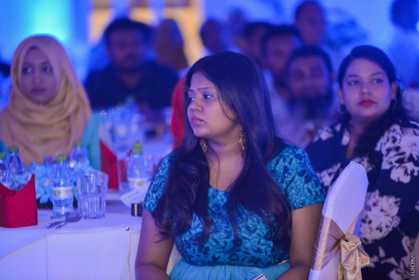  26 ސެޕްޓެމްބަރ 2016: އޭއެޗް އެންޑް އެސޯސިއޭޓްސް ބައިނަލްއަގުވާމީވެ، ކްރޯ ހޯވާތު މޯލްޑިވްސްއަށް ރީބްރޭންޑް ކުރުމަށް ބޭއްވި ރަސްމިއްޔާތުގެ ތެރެއިން--- ސަން ފޮޓޯ: މުހައްމަދު އަފްރާހް