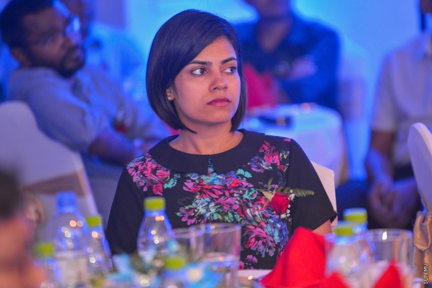  26 ސެޕްޓެމްބަރ 2016: އޭއެޗް އެންޑް އެސޯސިއޭޓްސް ބައިނަލްއަގުވާމީވެ، ކްރޯ ހޯވާތު މޯލްޑިވްސްއަށް ރީބްރޭންޑް ކުރުމަށް ބޭއްވި ރަސްމިއްޔާތުގެ ތެރެއިން--- ސަން ފޮޓޯ: މުހައްމަދު އަފްރާހް