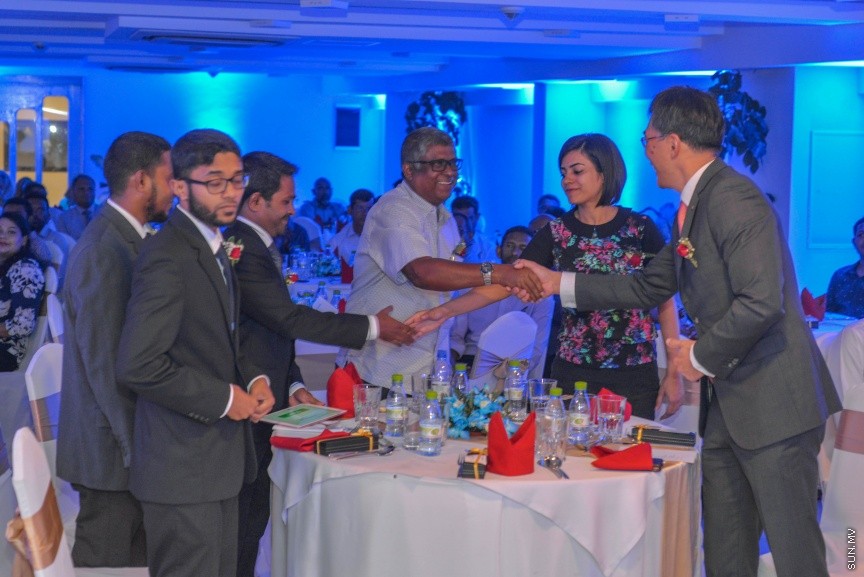  26 ސެޕްޓެމްބަރ 2016: އޭއެޗް އެންޑް އެސޯސިއޭޓްސް ބައިނަލްއަގުވާމީވެ، ކްރޯ ހޯވާތު މޯލްޑިވްސްއަށް ރީބްރޭންޑް ކުރުމަށް ބޭއްވި ރަސްމިއްޔާތުގެ ތެރެއިން--- ސަން ފޮޓޯ: މުހައްމަދު އަފްރާހް