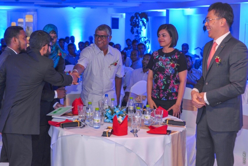  26 ސެޕްޓެމްބަރ 2016: އޭއެޗް އެންޑް އެސޯސިއޭޓްސް ބައިނަލްއަގުވާމީވެ، ކްރޯ ހޯވާތު މޯލްޑިވްސްއަށް ރީބްރޭންޑް ކުރުމަށް ބޭއްވި ރަސްމިއްޔާތުގެ ތެރެއިން--- ސަން ފޮޓޯ: މުހައްމަދު އަފްރާހް