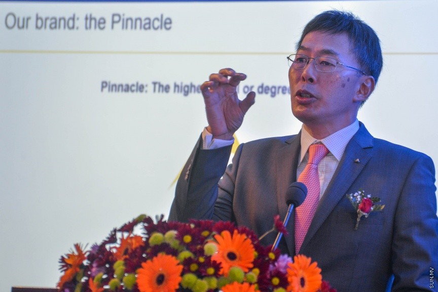  26 ސެޕްޓެމްބަރ 2016: އޭއެޗް އެންޑް އެސޯސިއޭޓްސް ބައިނަލްއަގުވާމީވެ، ކްރޯ ހޯވާތު މޯލްޑިވްސްއަށް ރީބްރޭންޑް ކުރުމަށް ބޭއްވި ރަސްމިއްޔާތުގެ ތެރެއިން--- ސަން ފޮޓޯ: މުހައްމަދު އަފްރާހް