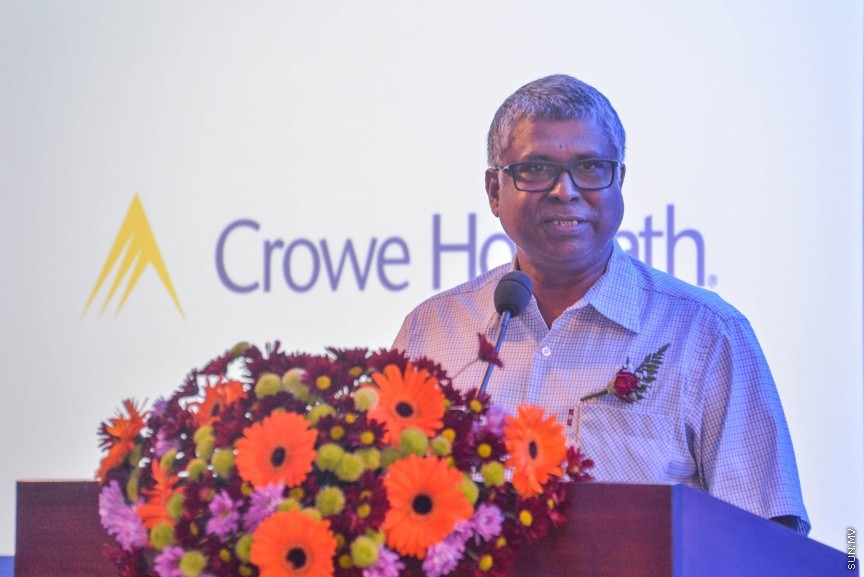  26 ސެޕްޓެމްބަރ 2016: އޭއެޗް އެންޑް އެސޯސިއޭޓްސް ބައިނަލްއަގުވާމީވެ، ކްރޯ ހޯވާތު މޯލްޑިވްސްއަށް ރީބްރޭންޑް ކުރުމަށް ބޭއްވި ރަސްމިއްޔާތުގެ ތެރެއިން--- ސަން ފޮޓޯ: މުހައްމަދު އަފްރާހް