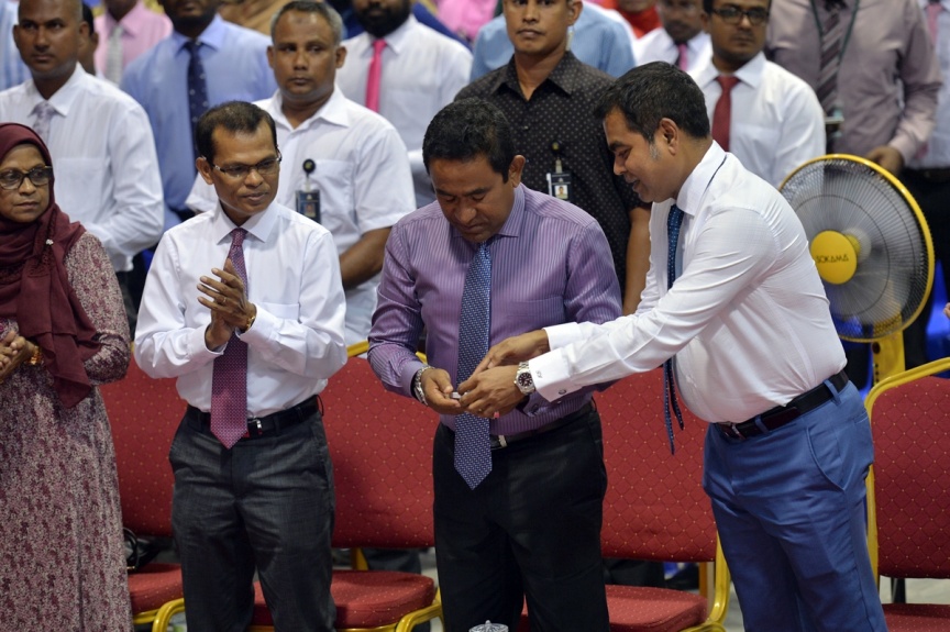 އޮކްޓޯބަރ 10، 2016: ފުވައްމުލައް ސިޓީގެ ފަނާއި ނަރުދަމާގެ ނިޒާމްގެ އަމަލީ މަސައްކަތް ފެއްޓެވުމަށް  ފުވައްމުލައް ސިޓީގައި  ބޭއްވި ޖަލްސާގެ ތެރެއިން -- ފޮޓޯ/ ރައީސް އޮފީސް