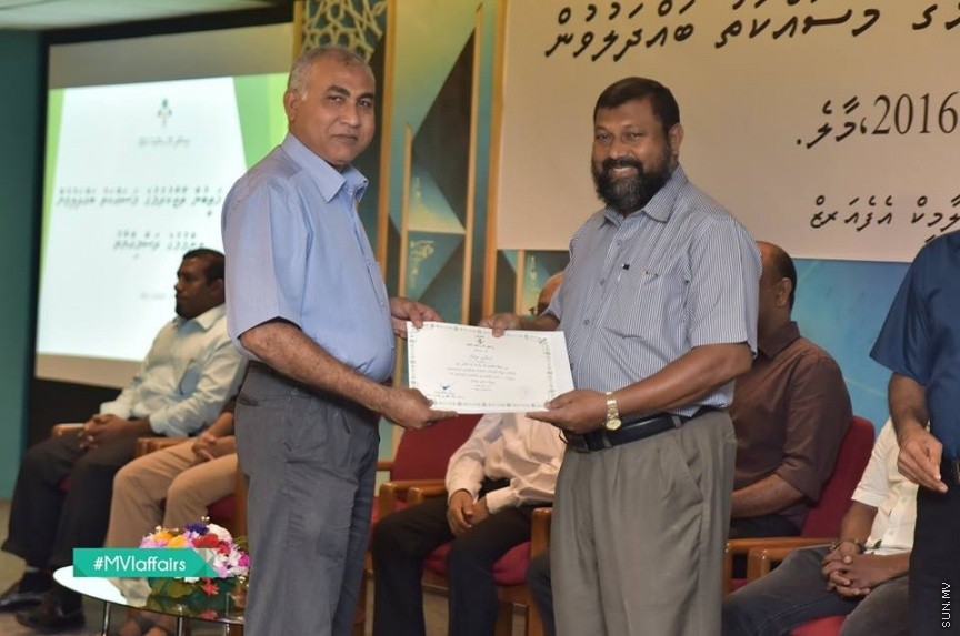 19 ނޮވެމްބަރ 2016: އިމާމުންނާއި ކަތީބުން ތާޒާކުރުމުގެ މަސައްކަތު ބައްދަލުވުން ނިންމުންގެ ރަސްމިއްޔާތު ގެ ތެރެއިން---ފޮޓޯ// އިސްލާމިކް މިނިސްޓަރީ