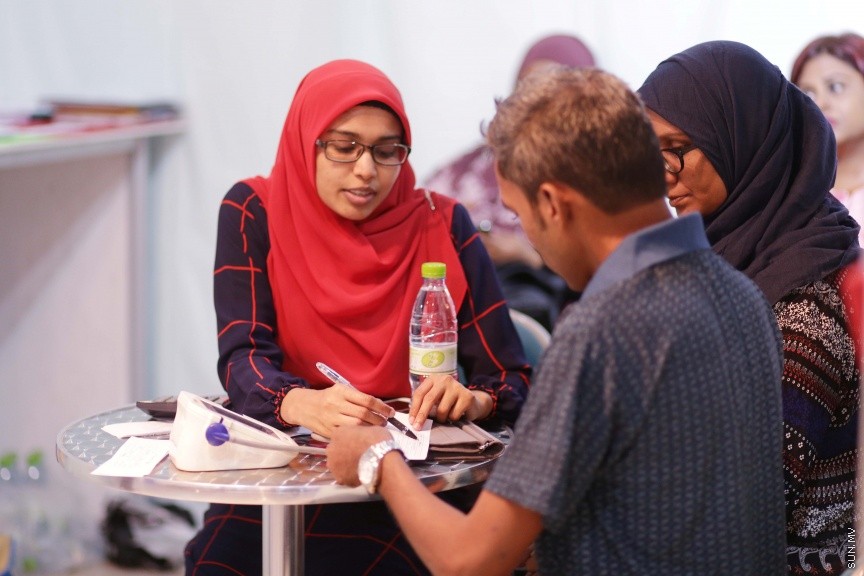 ނޮވެމްބަރ 25، 2016: ރާއްޖޭގައި ފުރަތަމަ ފަހަރަށް ބޭއްވި ހެލްތް އެންޑް މެޑިކަލް އެކްސްޕޯގެ ތެރެއިން: އޭޑީކޭގެ ހާއްސަ ބަލިތައް ބައްލަވާ ޑޮކްޓަރުންނާ ބައްދަލުކޮށް ބަލިތަކާ ބެހޭގޮތުން ވާހަކަ ދައްކާލުމުގެ ފުރުސަތު ވަނީ ހުޅުވާލެވިފަ -- ސަން ފޮޓޯ/ ފަޔާޒު މޫސާ