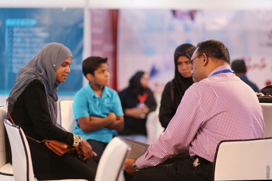 ނޮވެމްބަރ 25، 2016: ރާއްޖޭގައި ފުރަތަމަ ފަހަރަށް ބޭއްވި ހެލްތް އެންޑް މެޑިކަލް އެކްސްޕޯގެ ތެރެއިން: އޭޑީކޭގެ ހާއްސަ ބަލިތައް ބައްލަވާ ޑޮކްޓަރުންނާ ބައްދަލުކޮށް ބަލިތަކާ ބެހޭގޮތުން ވާހަކަ ދައްކާލުމުގެ ފުރުސަތު ވަނީ ހުޅުވާލެވިފަ -- ސަން ފޮޓޯ/ ފަޔާޒު މޫސާ