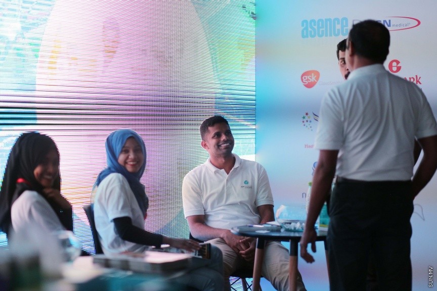 ނޮވެމްބަރ 25، 2016: ރާއްޖޭގައި ފުރަތަމަ ފަހަރަށް ބޭއްވި ހެލްތް އެންޑް މެޑިކަލް އެކްސްޕޯގެ ތެރެއިން: އޭޑީކޭގެ ހާއްސަ ބަލިތައް ބައްލަވާ ޑޮކްޓަރުންނާ ބައްދަލުކޮށް ބަލިތަކާ ބެހޭގޮތުން ވާހަކަ ދައްކާލުމުގެ ފުރުސަތު ވަނީ ހުޅުވާލެވިފަ -- ސަން ފޮޓޯ/ ފަޔާޒު މޫސާ