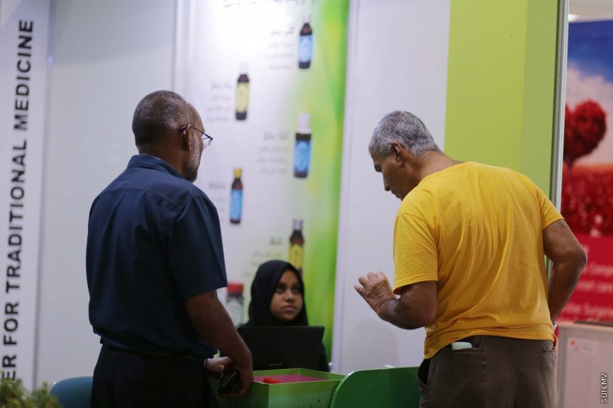 ނޮވެމްބަރ 25، 2016: ރާއްޖޭގައި ފުރަތަމަ ފަހަރަށް ބޭއްވި ހެލްތް އެންޑް މެޑިކަލް އެކްސްޕޯގެ ތެރެއިން: އޭޑީކޭގެ ހާއްސަ ބަލިތައް ބައްލަވާ ޑޮކްޓަރުންނާ ބައްދަލުކޮށް ބަލިތަކާ ބެހޭގޮތުން ވާހަކަ ދައްކާލުމުގެ ފުރުސަތު ވަނީ ހުޅުވާލެވިފަ -- ސަން ފޮޓޯ/ ފަޔާޒު މޫސާ