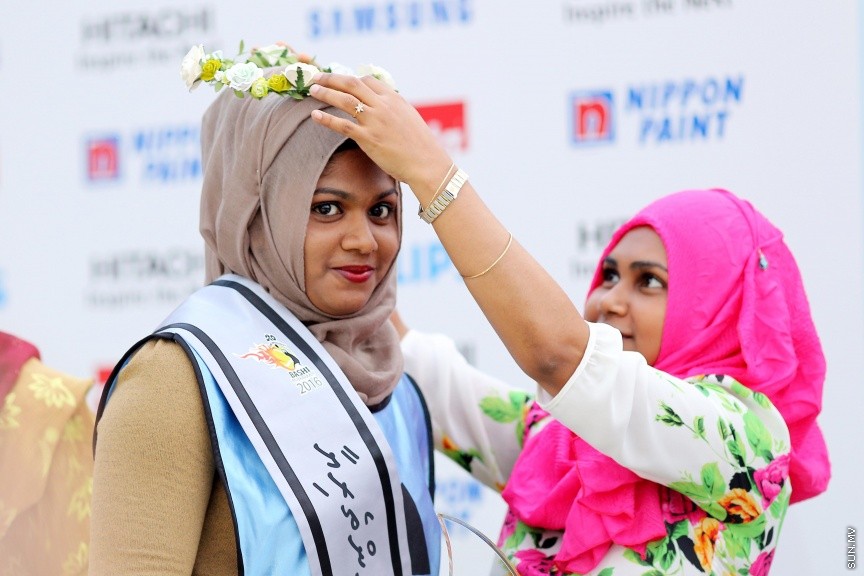 ނޮވެމްބަރ 27، 2016: އެސްޓީއޯ ހޯމް އިމްރޫވްމަންޓް ބަށިބޯޅަ މުބާރާތުގެ ބަށި ރާނީއަކަށް ހޮވުނު ލުބްނާ --- ސަން ފޮޓޯ/ ފަޔާޒް މޫސާ