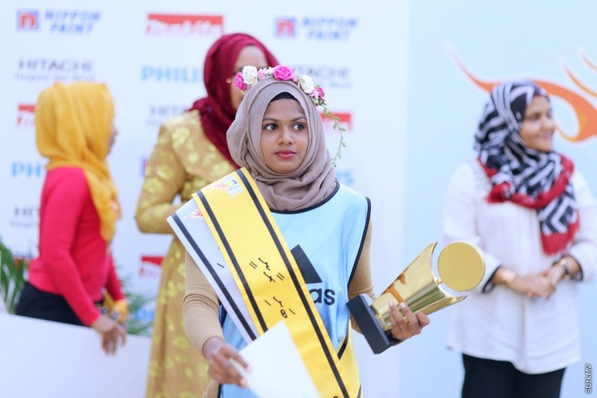 ނޮވެމްބަރ 27، 2016: އެސްޓީއޯ ހޯމް އިމްރޫވްމަންޓް ބަށިބޯޅަ މުބާރާތުގެ ބަށި ރާނީއަކަށް ހޮވުނު ލުބްނާ --- ސަން ފޮޓޯ/ ފަޔާޒް މޫސާ