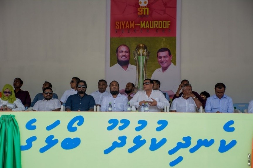 28 ނޮވެމްބަރ 2016: ސިޔާމް މައުރޫފް ސޮކަރ ކަޕް ހުޅުވުމުގެ ރަސްމިއްޔާތުގެ ތެރެއިން---ސަން ފޮޓޯ// އަލީ އާތިފް