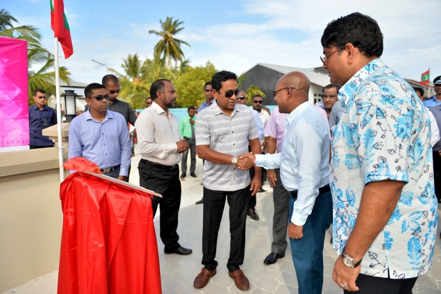 ޑިސެމްބަރު 13، 2016: ރައީސް ޔާމީން، ގއ.ގެމަނަފުށީގެ މިސްކިތް ހުޅުވައިދެއްވުމުގެ ތެރެއިން--ފޮޓޯ/ރައީސް އޮފީސް