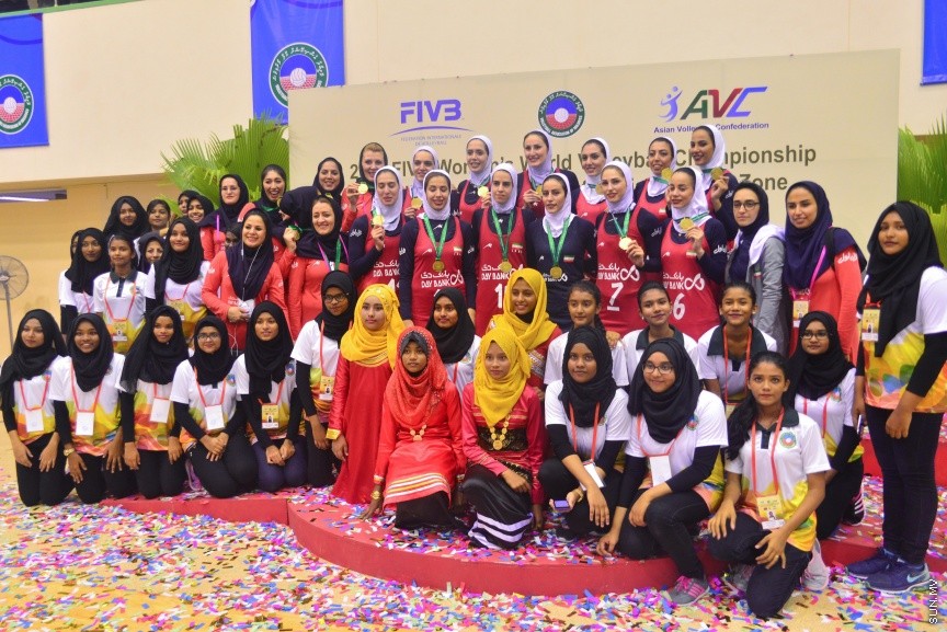 29 ޖެނުއަރީ 2017: ވޯލްޑް ވިމެންސް ޗެމްޕިއަންޝިޕްގެ ސެންޓްރަލް ޒޯން ކޮލިފައިން ވޮލީބޯޅަ މުބާރާތު އިނާމް ދިނުމުގެ ރަސްމިއްޔާތު:  ރާއްޖެ އަތުން ފަސޭހަކަމާއެކު މޮޅުވެ، އޭޝިއާ ކޮލިފައިންގެ ފައިނަލް ބުރުން އީރާން ޖާގަ ހޯދައިފި---ސަން ފޮޓޯ/ މުހައްމަދު އަފްރާހް