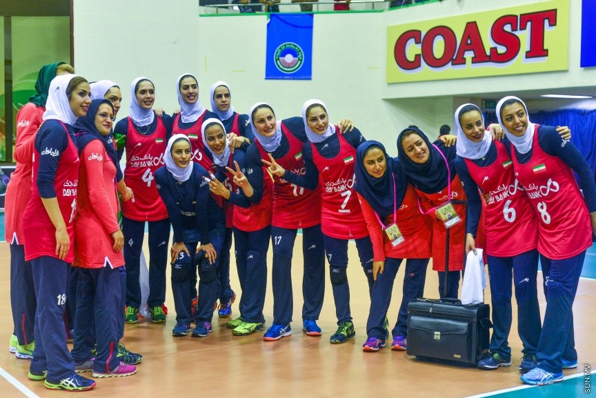 29 ޖެނުއަރީ 2017: ވޯލްޑް ވިމެންސް ޗެމްޕިއަންޝިޕްގެ ސެންޓްރަލް ޒޯން ކޮލިފައިން ވޮލީބޯޅަ މުބާރާތު އިނާމް ދިނުމުގެ ރަސްމިއްޔާތު:  ރާއްޖެ އަތުން ފަސޭހަކަމާއެކު މޮޅުވެ، އޭޝިއާ ކޮލިފައިންގެ ފައިނަލް ބުރުން އީރާން ޖާގަ ހޯދައިފި---ސަން ފޮޓޯ/ މުހައްމަދު އަފްރާހް