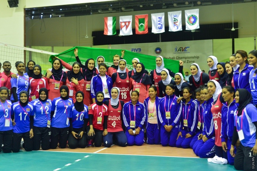 29 ޖެނުއަރީ 2017: ވޯލްޑް ވިމެންސް ޗެމްޕިއަންޝިޕްގެ ސެންޓްރަލް ޒޯން ކޮލިފައިން ވޮލީބޯޅަ މުބާރާތު އިނާމް ދިނުމުގެ ރަސްމިއްޔާތު:  ރާއްޖެ އަތުން ފަސޭހަކަމާއެކު މޮޅުވެ، އޭޝިއާ ކޮލިފައިންގެ ފައިނަލް ބުރުން އީރާން ޖާގަ ހޯދައިފި---ސަން ފޮޓޯ/ މުހައްމަދު އަފްރާހް