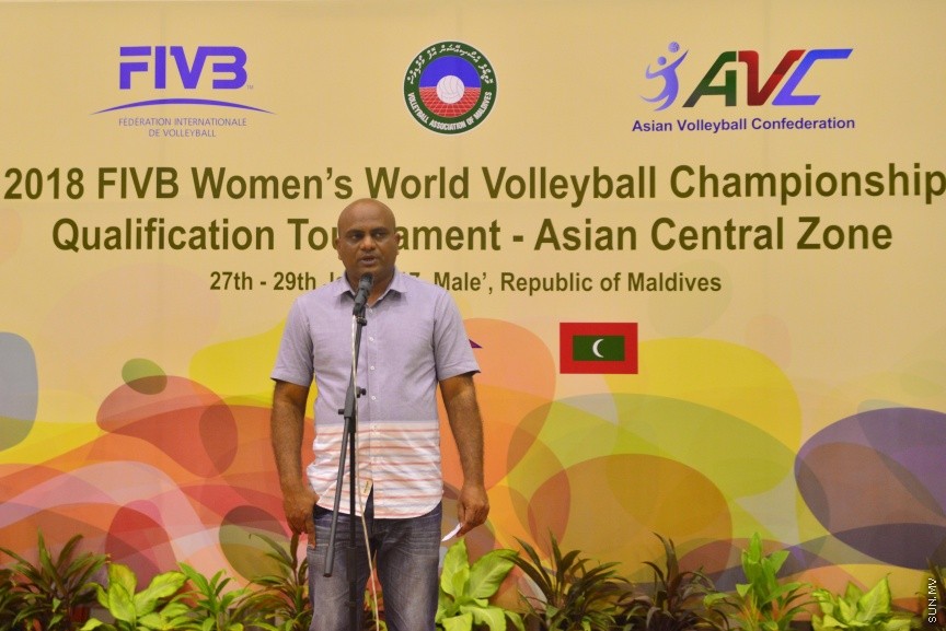 29 ޖެނުއަރީ 2017: ވޯލްޑް ވިމެންސް ޗެމްޕިއަންޝިޕްގެ ސެންޓްރަލް ޒޯން ކޮލިފައިން ވޮލީބޯޅަ މުބާރާތު އިނާމް ދިނުމުގެ ރަސްމިއްޔާތު:  ރާއްޖެ އަތުން ފަސޭހަކަމާއެކު މޮޅުވެ، އޭޝިއާ ކޮލިފައިންގެ ފައިނަލް ބުރުން އީރާން ޖާގަ ހޯދައިފި---ސަން ފޮޓޯ/ މުހައްމަދު އަފްރާހް