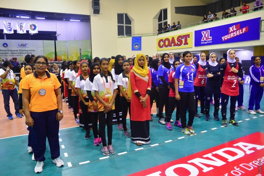 29 ޖެނުއަރީ 2017: ވޯލްޑް ވިމެންސް ޗެމްޕިއަންޝިޕްގެ ސެންޓްރަލް ޒޯން ކޮލިފައިން ވޮލީބޯޅަ މުބާރާތު އިނާމް ދިނުމުގެ ރަސްމިއްޔާތު:  ރާއްޖެ އަތުން ފަސޭހަކަމާއެކު މޮޅުވެ، އޭޝިއާ ކޮލިފައިންގެ ފައިނަލް ބުރުން އީރާން ޖާގަ ހޯދައިފި---ސަން ފޮޓޯ/ މުހައްމަދު އަފްރާހް