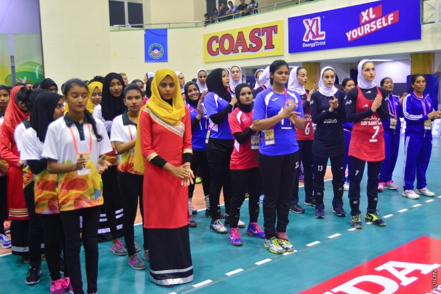 29 ޖެނުއަރީ 2017: ވޯލްޑް ވިމެންސް ޗެމްޕިއަންޝިޕްގެ ސެންޓްރަލް ޒޯން ކޮލިފައިން ވޮލީބޯޅަ މުބާރާތު އިނާމް ދިނުމުގެ ރަސްމިއްޔާތު:  ރާއްޖެ އަތުން ފަސޭހަކަމާއެކު މޮޅުވެ، އޭޝިއާ ކޮލިފައިންގެ ފައިނަލް ބުރުން އީރާން ޖާގަ ހޯދައިފި---ސަން ފޮޓޯ/ މުހައްމަދު އަފްރާހް