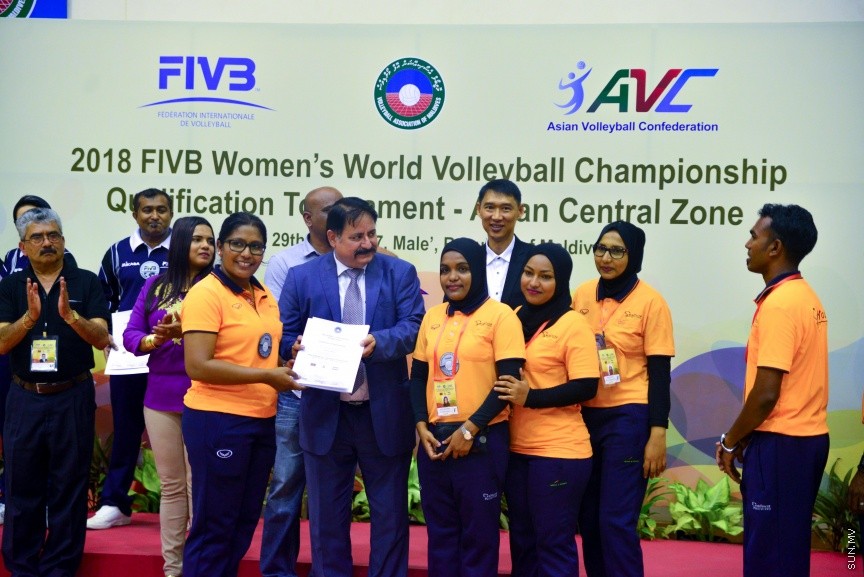 29 ޖެނުއަރީ 2017: ވޯލްޑް ވިމެންސް ޗެމްޕިއަންޝިޕްގެ ސެންޓްރަލް ޒޯން ކޮލިފައިން ވޮލީބޯޅަ މުބާރާތު އިނާމް ދިނުމުގެ ރަސްމިއްޔާތު:  ރާއްޖެ އަތުން ފަސޭހަކަމާއެކު މޮޅުވެ، އޭޝިއާ ކޮލިފައިންގެ ފައިނަލް ބުރުން އީރާން ޖާގަ ހޯދައިފި---ސަން ފޮޓޯ/ މުހައްމަދު އަފްރާހް