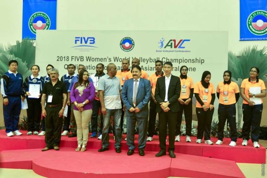 29 ޖެނުއަރީ 2017: ވޯލްޑް ވިމެންސް ޗެމްޕިއަންޝިޕްގެ ސެންޓްރަލް ޒޯން ކޮލިފައިން ވޮލީބޯޅަ މުބާރާތު އިނާމް ދިނުމުގެ ރަސްމިއްޔާތު:  ރާއްޖެ އަތުން ފަސޭހަކަމާއެކު މޮޅުވެ، އޭޝިއާ ކޮލިފައިންގެ ފައިނަލް ބުރުން އީރާން ޖާގަ ހޯދައިފި---ސަން ފޮޓޯ/ މުހައްމަދު އަފްރާހް