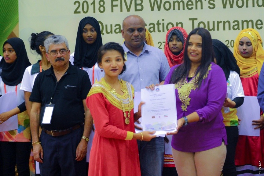 29 ޖެނުއަރީ 2017: ވޯލްޑް ވިމެންސް ޗެމްޕިއަންޝިޕްގެ ސެންޓްރަލް ޒޯން ކޮލިފައިން ވޮލީބޯޅަ މުބާރާތު އިނާމް ދިނުމުގެ ރަސްމިއްޔާތު:  ރާއްޖެ އަތުން ފަސޭހަކަމާއެކު މޮޅުވެ، އޭޝިއާ ކޮލިފައިންގެ ފައިނަލް ބުރުން އީރާން ޖާގަ ހޯދައިފި---ސަން ފޮޓޯ/ މުހައްމަދު އަފްރާހް