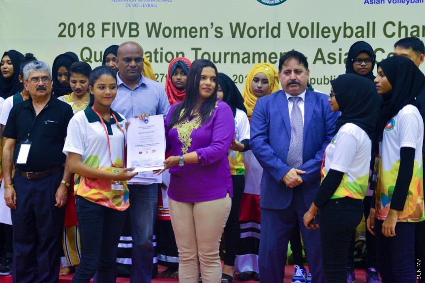 29 ޖެނުއަރީ 2017: ވޯލްޑް ވިމެންސް ޗެމްޕިއަންޝިޕްގެ ސެންޓްރަލް ޒޯން ކޮލިފައިން ވޮލީބޯޅަ މުބާރާތު އިނާމް ދިނުމުގެ ރަސްމިއްޔާތު:  ރާއްޖެ އަތުން ފަސޭހަކަމާއެކު މޮޅުވެ، އޭޝިއާ ކޮލިފައިންގެ ފައިނަލް ބުރުން އީރާން ޖާގަ ހޯދައިފި---ސަން ފޮޓޯ/ މުހައްމަދު އަފްރާހް