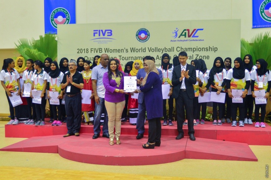 29 ޖެނުއަރީ 2017: ވޯލްޑް ވިމެންސް ޗެމްޕިއަންޝިޕްގެ ސެންޓްރަލް ޒޯން ކޮލިފައިން ވޮލީބޯޅަ މުބާރާތު އިނާމް ދިނުމުގެ ރަސްމިއްޔާތު:  ރާއްޖެ އަތުން ފަސޭހަކަމާއެކު މޮޅުވެ، އޭޝިއާ ކޮލިފައިންގެ ފައިނަލް ބުރުން އީރާން ޖާގަ ހޯދައިފި---ސަން ފޮޓޯ/ މުހައްމަދު އަފްރާހް