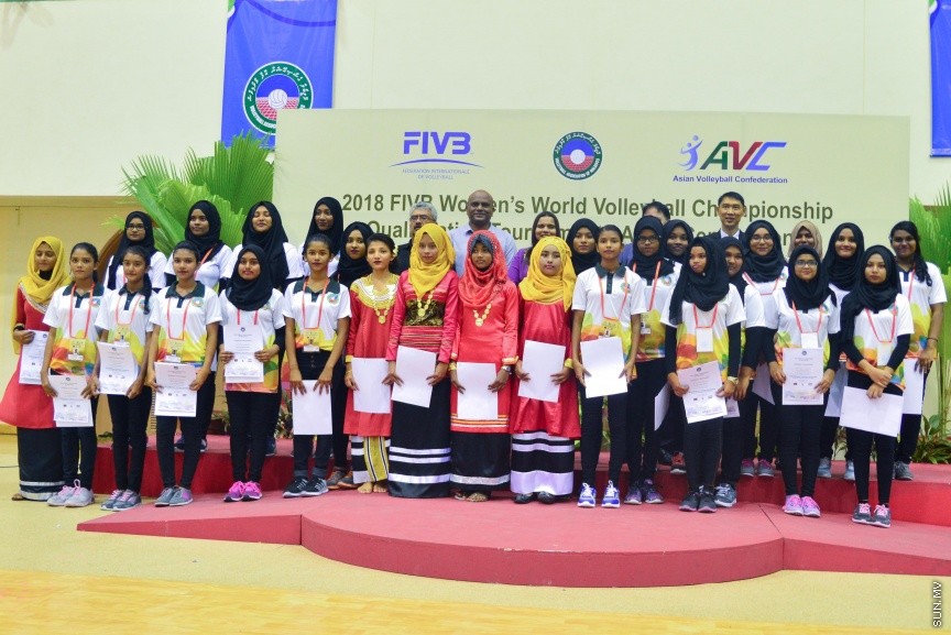 29 ޖެނުއަރީ 2017: ވޯލްޑް ވިމެންސް ޗެމްޕިއަންޝިޕްގެ ސެންޓްރަލް ޒޯން ކޮލިފައިން ވޮލީބޯޅަ މުބާރާތު އިނާމް ދިނުމުގެ ރަސްމިއްޔާތު:  ރާއްޖެ އަތުން ފަސޭހަކަމާއެކު މޮޅުވެ، އޭޝިއާ ކޮލިފައިންގެ ފައިނަލް ބުރުން އީރާން ޖާގަ ހޯދައިފި---ސަން ފޮޓޯ/ މުހައްމަދު އަފްރާހް