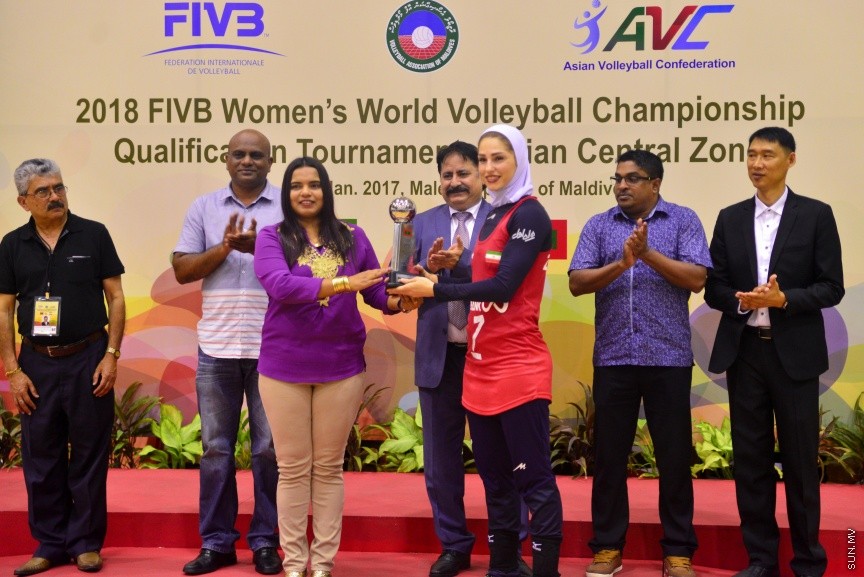 29 ޖެނުއަރީ 2017: ވޯލްޑް ވިމެންސް ޗެމްޕިއަންޝިޕްގެ ސެންޓްރަލް ޒޯން ކޮލިފައިން ވޮލީބޯޅަ މުބާރާތު އިނާމް ދިނުމުގެ ރަސްމިއްޔާތު:  ރާއްޖެ އަތުން ފަސޭހަކަމާއެކު މޮޅުވެ، އޭޝިއާ ކޮލިފައިންގެ ފައިނަލް ބުރުން އީރާން ޖާގަ ހޯދައިފި---ސަން ފޮޓޯ/ މުހައްމަދު އަފްރާހް