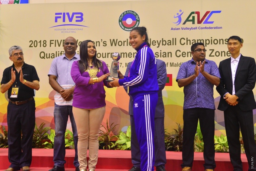 29 ޖެނުއަރީ 2017: ވޯލްޑް ވިމެންސް ޗެމްޕިއަންޝިޕްގެ ސެންޓްރަލް ޒޯން ކޮލިފައިން ވޮލީބޯޅަ މުބާރާތު އިނާމް ދިނުމުގެ ރަސްމިއްޔާތު:  ރާއްޖެ އަތުން ފަސޭހަކަމާއެކު މޮޅުވެ، އޭޝިއާ ކޮލިފައިންގެ ފައިނަލް ބުރުން އީރާން ޖާގަ ހޯދައިފި---ސަން ފޮޓޯ/ މުހައްމަދު އަފްރާހް