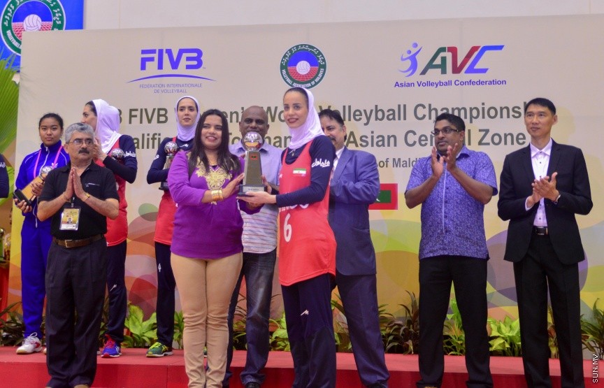 29 ޖެނުއަރީ 2017: ވޯލްޑް ވިމެންސް ޗެމްޕިއަންޝިޕްގެ ސެންޓްރަލް ޒޯން ކޮލިފައިން ވޮލީބޯޅަ މުބާރާތު އިނާމް ދިނުމުގެ ރަސްމިއްޔާތު:  ރާއްޖެ އަތުން ފަސޭހަކަމާއެކު މޮޅުވެ، އޭޝިއާ ކޮލިފައިންގެ ފައިނަލް ބުރުން އީރާން ޖާގަ ހޯދައިފި---ސަން ފޮޓޯ/ މުހައްމަދު އަފްރާހް