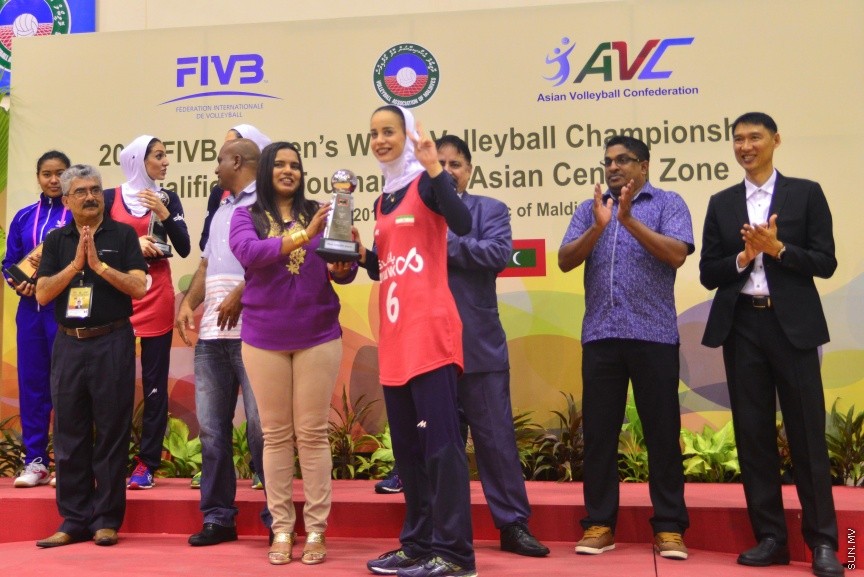 29 ޖެނުއަރީ 2017: ވޯލްޑް ވިމެންސް ޗެމްޕިއަންޝިޕްގެ ސެންޓްރަލް ޒޯން ކޮލިފައިން ވޮލީބޯޅަ މުބާރާތު އިނާމް ދިނުމުގެ ރަސްމިއްޔާތު:  ރާއްޖެ އަތުން ފަސޭހަކަމާއެކު މޮޅުވެ، އޭޝިއާ ކޮލިފައިންގެ ފައިނަލް ބުރުން އީރާން ޖާގަ ހޯދައިފި---ސަން ފޮޓޯ/ މުހައްމަދު އަފްރާހް