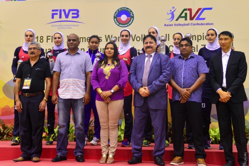 29 ޖެނުއަރީ 2017: ވޯލްޑް ވިމެންސް ޗެމްޕިއަންޝިޕްގެ ސެންޓްރަލް ޒޯން ކޮލިފައިން ވޮލީބޯޅަ މުބާރާތު އިނާމް ދިނުމުގެ ރަސްމިއްޔާތު:  ރާއްޖެ އަތުން ފަސޭހަކަމާއެކު މޮޅުވެ، އޭޝިއާ ކޮލިފައިންގެ ފައިނަލް ބުރުން އީރާން ޖާގަ ހޯދައިފި---ސަން ފޮޓޯ/ މުހައްމަދު އަފްރާހް