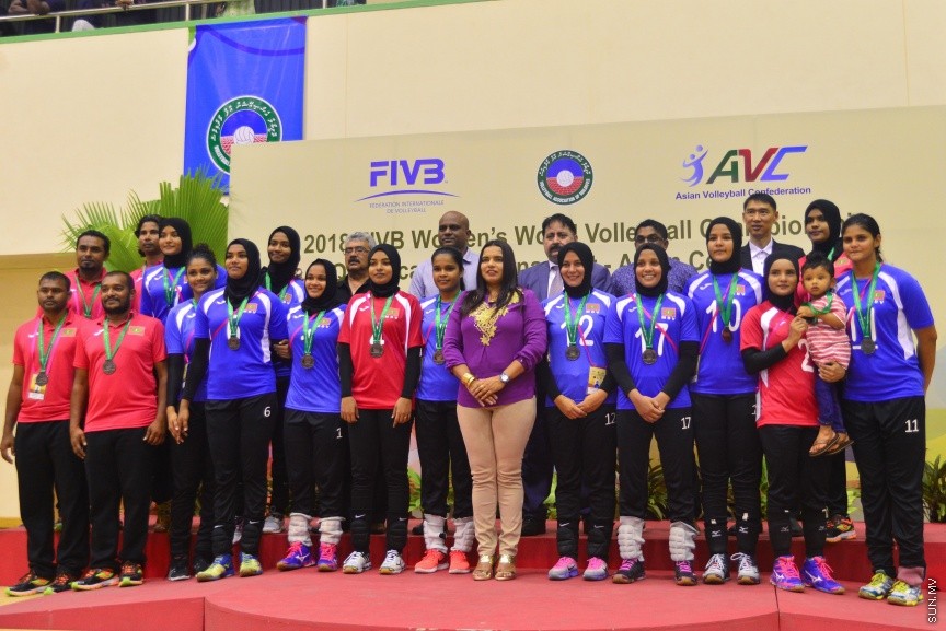 29 ޖެނުއަރީ 2017: ވޯލްޑް ވިމެންސް ޗެމްޕިއަންޝިޕްގެ ސެންޓްރަލް ޒޯން ކޮލިފައިން ވޮލީބޯޅަ މުބާރާތު އިނާމް ދިނުމުގެ ރަސްމިއްޔާތު:  ރާއްޖެ އަތުން ފަސޭހަކަމާއެކު މޮޅުވެ، އޭޝިއާ ކޮލިފައިންގެ ފައިނަލް ބުރުން އީރާން ޖާގަ ހޯދައިފި---ސަން ފޮޓޯ/ މުހައްމަދު އަފްރާހް