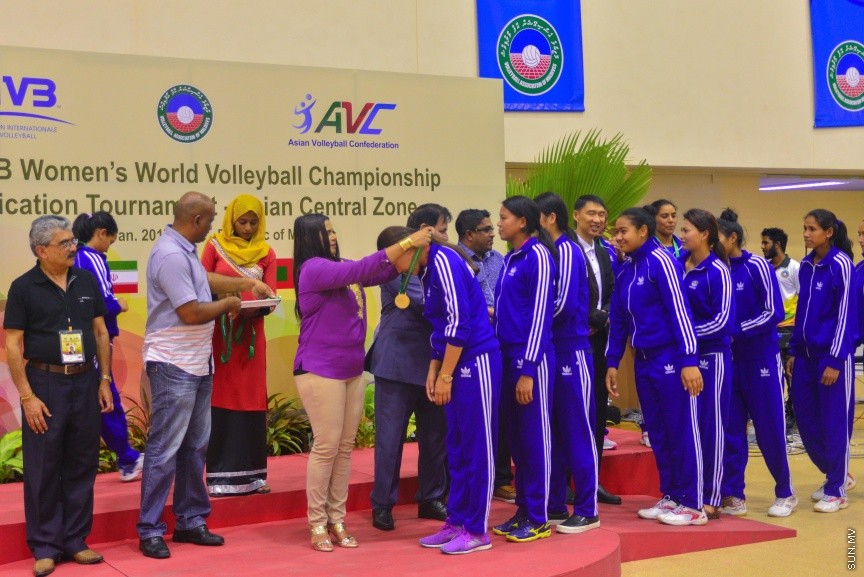 29 ޖެނުއަރީ 2017: ވޯލްޑް ވިމެންސް ޗެމްޕިއަންޝިޕްގެ ސެންޓްރަލް ޒޯން ކޮލިފައިން ވޮލީބޯޅަ މުބާރާތު އިނާމް ދިނުމުގެ ރަސްމިއްޔާތު:  ރާއްޖެ އަތުން ފަސޭހަކަމާއެކު މޮޅުވެ، އޭޝިއާ ކޮލިފައިންގެ ފައިނަލް ބުރުން އީރާން ޖާގަ ހޯދައިފި---ސަން ފޮޓޯ/ މުހައްމަދު އަފްރާހް