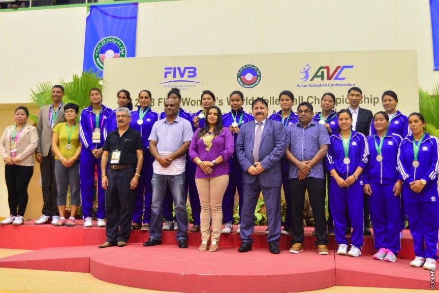 29 ޖެނުއަރީ 2017: ވޯލްޑް ވިމެންސް ޗެމްޕިއަންޝިޕްގެ ސެންޓްރަލް ޒޯން ކޮލިފައިން ވޮލީބޯޅަ މުބާރާތު އިނާމް ދިނުމުގެ ރަސްމިއްޔާތު:  ރާއްޖެ އަތުން ފަސޭހަކަމާއެކު މޮޅުވެ، އޭޝިއާ ކޮލިފައިންގެ ފައިނަލް ބުރުން އީރާން ޖާގަ ހޯދައިފި---ސަން ފޮޓޯ/ މުހައްމަދު އަފްރާހް