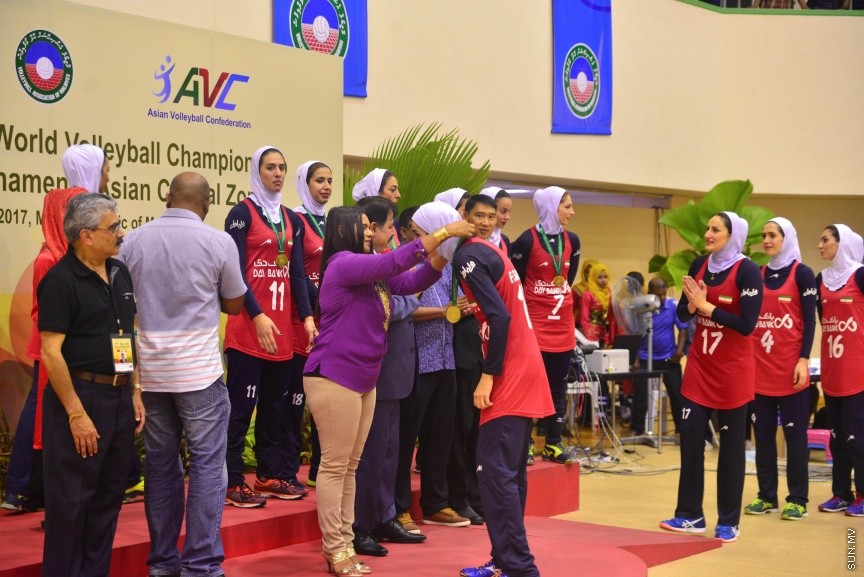 29 ޖެނުއަރީ 2017: ވޯލްޑް ވިމެންސް ޗެމްޕިއަންޝިޕްގެ ސެންޓްރަލް ޒޯން ކޮލިފައިން ވޮލީބޯޅަ މުބާރާތު އިނާމް ދިނުމުގެ ރަސްމިއްޔާތު:  ރާއްޖެ އަތުން ފަސޭހަކަމާއެކު މޮޅުވެ، އޭޝިއާ ކޮލިފައިންގެ ފައިނަލް ބުރުން އީރާން ޖާގަ ހޯދައިފި---ސަން ފޮޓޯ/ މުހައްމަދު އަފްރާހް