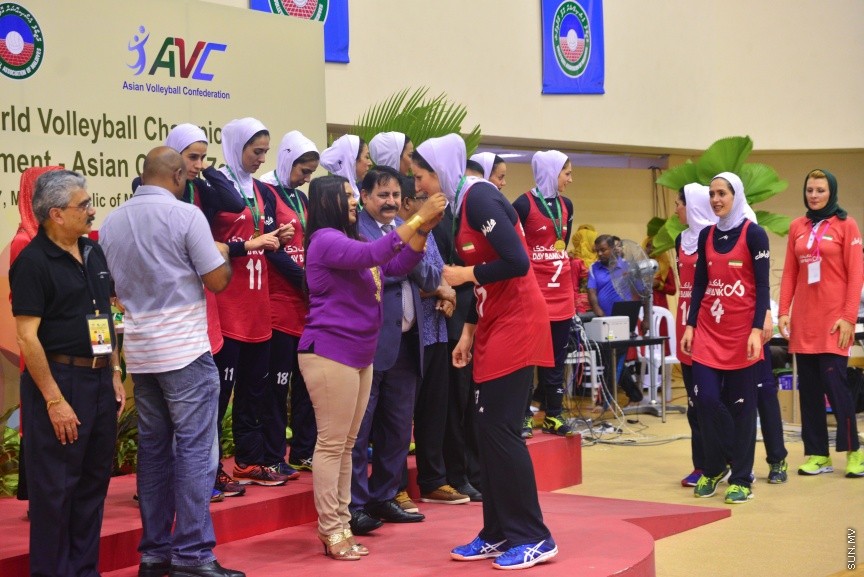 29 ޖެނުއަރީ 2017: ވޯލްޑް ވިމެންސް ޗެމްޕިއަންޝިޕްގެ ސެންޓްރަލް ޒޯން ކޮލިފައިން ވޮލީބޯޅަ މުބާރާތު އިނާމް ދިނުމުގެ ރަސްމިއްޔާތު:  ރާއްޖެ އަތުން ފަސޭހަކަމާއެކު މޮޅުވެ، އޭޝިއާ ކޮލިފައިންގެ ފައިނަލް ބުރުން އީރާން ޖާގަ ހޯދައިފި---ސަން ފޮޓޯ/ މުހައްމަދު އަފްރާހް