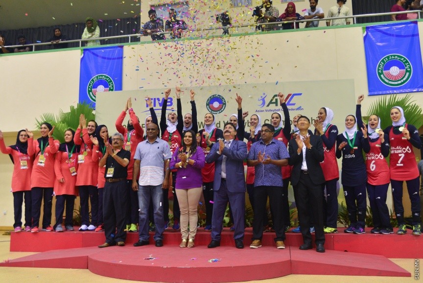 29 ޖެނުއަރީ 2017: ވޯލްޑް ވިމެންސް ޗެމްޕިއަންޝިޕްގެ ސެންޓްރަލް ޒޯން ކޮލިފައިން ވޮލީބޯޅަ މުބާރާތު އިނާމް ދިނުމުގެ ރަސްމިއްޔާތު:  ރާއްޖެ އަތުން ފަސޭހަކަމާއެކު މޮޅުވެ، އޭޝިއާ ކޮލިފައިންގެ ފައިނަލް ބުރުން އީރާން ޖާގަ ހޯދައިފި---ސަން ފޮޓޯ/ މުހައްމަދު އަފްރާހް