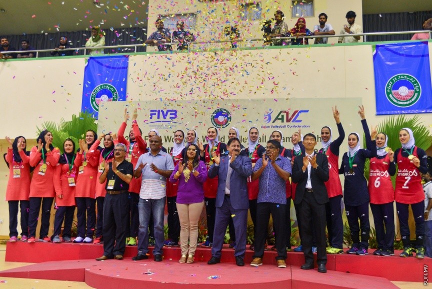 29 ޖެނުއަރީ 2017: ވޯލްޑް ވިމެންސް ޗެމްޕިއަންޝިޕްގެ ސެންޓްރަލް ޒޯން ކޮލިފައިން ވޮލީބޯޅަ މުބާރާތު އިނާމް ދިނުމުގެ ރަސްމިއްޔާތު:  ރާއްޖެ އަތުން ފަސޭހަކަމާއެކު މޮޅުވެ، އޭޝިއާ ކޮލިފައިންގެ ފައިނަލް ބުރުން އީރާން ޖާގަ ހޯދައިފި---ސަން ފޮޓޯ/ މުހައްމަދު އަފްރާހް