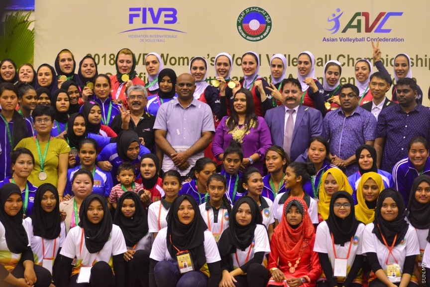 29 ޖެނުއަރީ 2017: ވޯލްޑް ވިމެންސް ޗެމްޕިއަންޝިޕްގެ ސެންޓްރަލް ޒޯން ކޮލިފައިން ވޮލީބޯޅަ މުބާރާތު އިނާމް ދިނުމުގެ ރަސްމިއްޔާތު:  ރާއްޖެ އަތުން ފަސޭހަކަމާއެކު މޮޅުވެ، އޭޝިއާ ކޮލިފައިންގެ ފައިނަލް ބުރުން އީރާން ޖާގަ ހޯދައިފި---ސަން ފޮޓޯ/ މުހައްމަދު އަފްރާހް