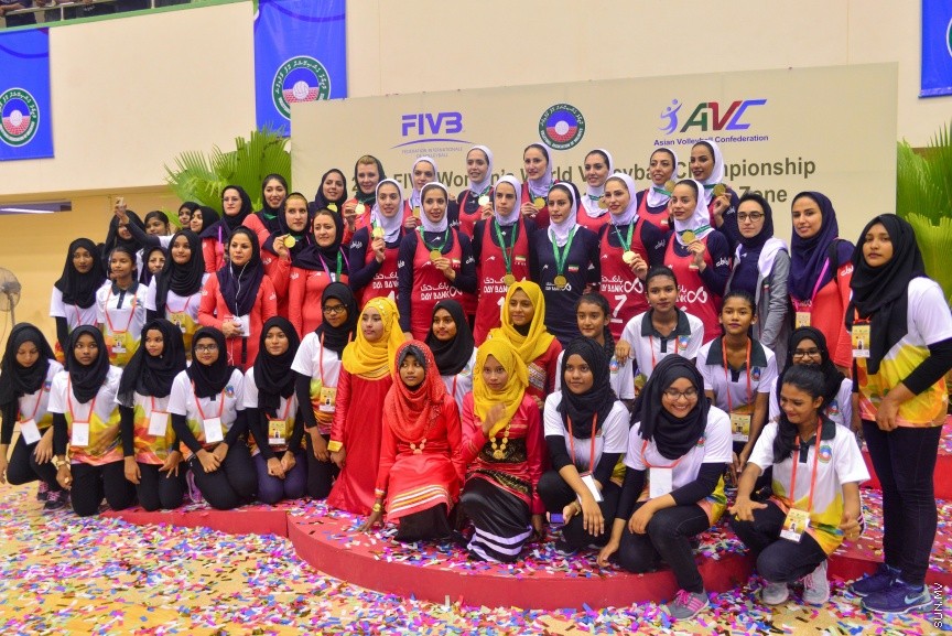 29 ޖެނުއަރީ 2017: ވޯލްޑް ވިމެންސް ޗެމްޕިއަންޝިޕްގެ ސެންޓްރަލް ޒޯން ކޮލިފައިން ވޮލީބޯޅަ މުބާރާތު އިނާމް ދިނުމުގެ ރަސްމިއްޔާތު:  ރާއްޖެ އަތުން ފަސޭހަކަމާއެކު މޮޅުވެ، އޭޝިއާ ކޮލިފައިންގެ ފައިނަލް ބުރުން އީރާން ޖާގަ ހޯދައިފި---ސަން ފޮޓޯ/ މުހައްމަދު އަފްރާހް