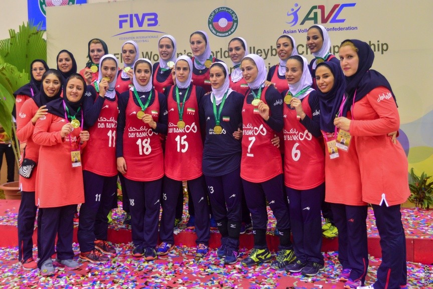 29 ޖެނުއަރީ 2017: ވޯލްޑް ވިމެންސް ޗެމްޕިއަންޝިޕްގެ ސެންޓްރަލް ޒޯން ކޮލިފައިން ވޮލީބޯޅަ މުބާރާތު އިނާމް ދިނުމުގެ ރަސްމިއްޔާތު:  ރާއްޖެ އަތުން ފަސޭހަކަމާއެކު މޮޅުވެ، އޭޝިއާ ކޮލިފައިންގެ ފައިނަލް ބުރުން އީރާން ޖާގަ ހޯދައިފި---ސަން ފޮޓޯ/ މުހައްމަދު އަފްރާހް