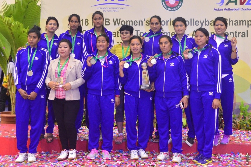 29 ޖެނުއަރީ 2017: ވޯލްޑް ވިމެންސް ޗެމްޕިއަންޝިޕްގެ ސެންޓްރަލް ޒޯން ކޮލިފައިން ވޮލީބޯޅަ މުބާރާތު އިނާމް ދިނުމުގެ ރަސްމިއްޔާތު:  ރާއްޖެ އަތުން ފަސޭހަކަމާއެކު މޮޅުވެ، އޭޝިއާ ކޮލިފައިންގެ ފައިނަލް ބުރުން އީރާން ޖާގަ ހޯދައިފި---ސަން ފޮޓޯ/ މުހައްމަދު އަފްރާހް