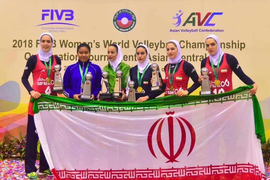 29 ޖެނުއަރީ 2017: ވޯލްޑް ވިމެންސް ޗެމްޕިއަންޝިޕްގެ ސެންޓްރަލް ޒޯން ކޮލިފައިން ވޮލީބޯޅަ މުބާރާތު އިނާމް ދިނުމުގެ ރަސްމިއްޔާތު:  ރާއްޖެ އަތުން ފަސޭހަކަމާއެކު މޮޅުވެ، އޭޝިއާ ކޮލިފައިންގެ ފައިނަލް ބުރުން އީރާން ޖާގަ ހޯދައިފި---ސަން ފޮޓޯ/ މުހައްމަދު އަފްރާހް