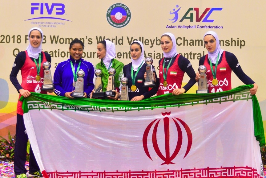 29 ޖެނުއަރީ 2017: ވޯލްޑް ވިމެންސް ޗެމްޕިއަންޝިޕްގެ ސެންޓްރަލް ޒޯން ކޮލިފައިން ވޮލީބޯޅަ މުބާރާތު އިނާމް ދިނުމުގެ ރަސްމިއްޔާތު:  ރާއްޖެ އަތުން ފަސޭހަކަމާއެކު މޮޅުވެ، އޭޝިއާ ކޮލިފައިންގެ ފައިނަލް ބުރުން އީރާން ޖާގަ ހޯދައިފި---ސަން ފޮޓޯ/ މުހައްމަދު އަފްރާހް