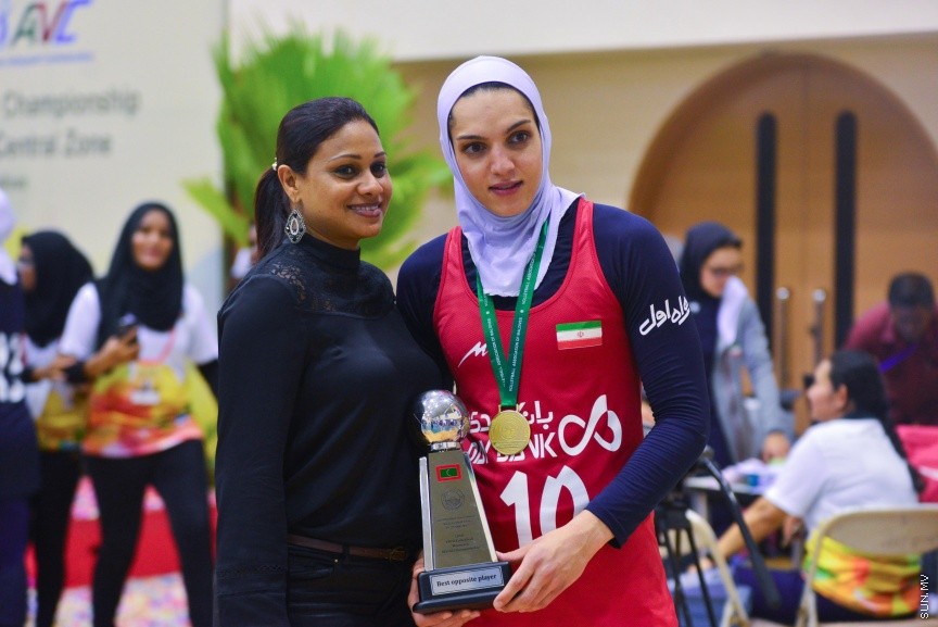 29 ޖެނުއަރީ 2017: ވޯލްޑް ވިމެންސް ޗެމްޕިއަންޝިޕްގެ ސެންޓްރަލް ޒޯން ކޮލިފައިން ވޮލީބޯޅަ މުބާރާތު އިނާމް ދިނުމުގެ ރަސްމިއްޔާތު:  ރާއްޖެ އަތުން ފަސޭހަކަމާއެކު މޮޅުވެ، އޭޝިއާ ކޮލިފައިންގެ ފައިނަލް ބުރުން އީރާން ޖާގަ ހޯދައިފި---ސަން ފޮޓޯ/ މުހައްމަދު އަފްރާހް