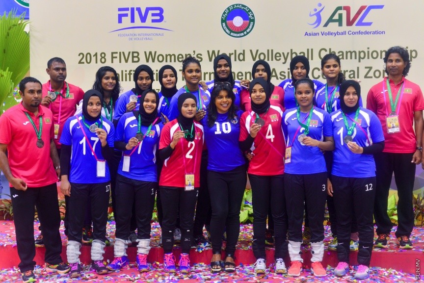 29 ޖެނުއަރީ 2017: ވޯލްޑް ވިމެންސް ޗެމްޕިއަންޝިޕްގެ ސެންޓްރަލް ޒޯން ކޮލިފައިން ވޮލީބޯޅަ މުބާރާތު އިނާމް ދިނުމުގެ ރަސްމިއްޔާތު:  ރާއްޖެ އަތުން ފަސޭހަކަމާއެކު މޮޅުވެ، އޭޝިއާ ކޮލިފައިންގެ ފައިނަލް ބުރުން އީރާން ޖާގަ ހޯދައިފި---ސަން ފޮޓޯ/ މުހައްމަދު އަފްރާހް