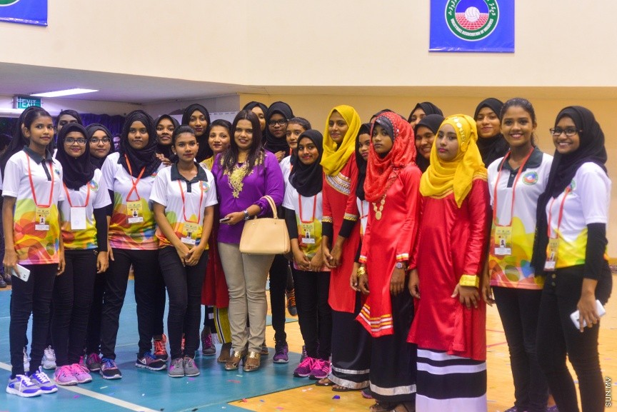 29 ޖެނުއަރީ 2017: ވޯލްޑް ވިމެންސް ޗެމްޕިއަންޝިޕްގެ ސެންޓްރަލް ޒޯން ކޮލިފައިން ވޮލީބޯޅަ މުބާރާތު އިނާމް ދިނުމުގެ ރަސްމިއްޔާތު:  ރާއްޖެ އަތުން ފަސޭހަކަމާއެކު މޮޅުވެ، އޭޝިއާ ކޮލިފައިންގެ ފައިނަލް ބުރުން އީރާން ޖާގަ ހޯދައިފި---ސަން ފޮޓޯ/ މުހައްމަދު އަފްރާހް